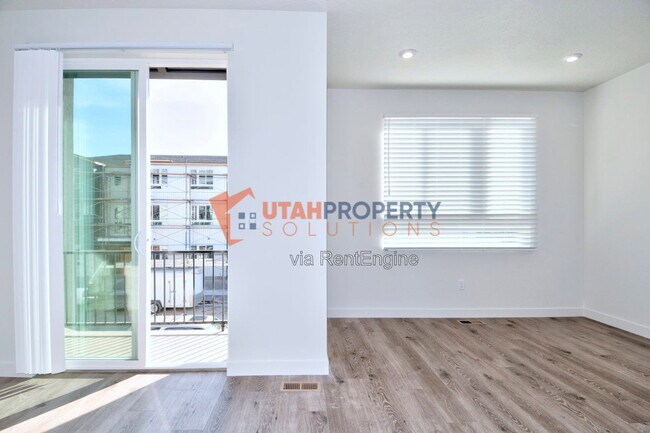Building Photo - 1043 W 400 S