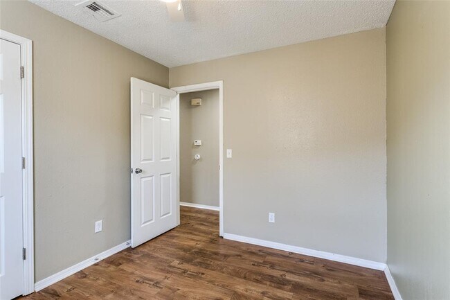 Building Photo - 645 Lloyd Ave