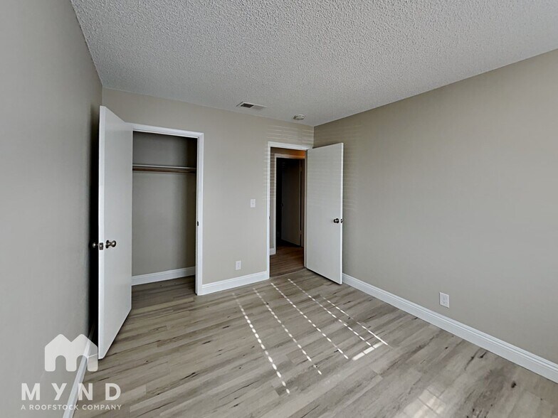 Building Photo - 433 Longtree Ave
