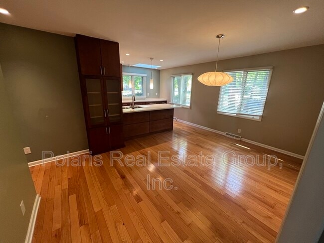 Building Photo - 8829 Rexford Rd