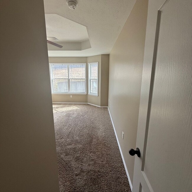 Building Photo - Quiet Country Living - Beautiful Available Now