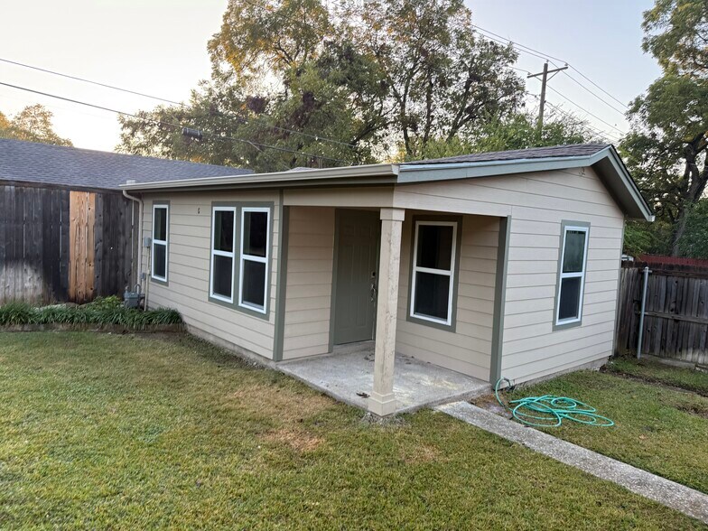 Detached Apartment - 3229 Odessa Ave