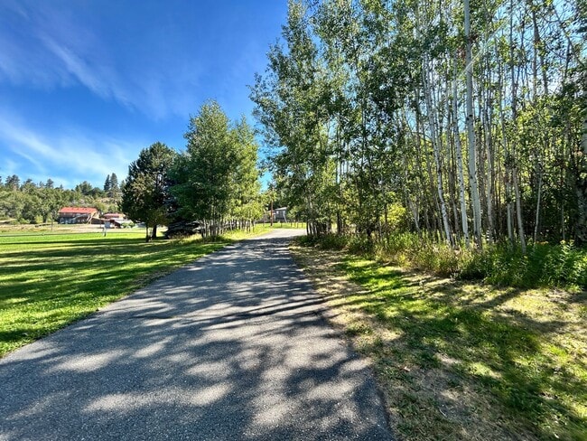 Building Photo - 957 N Shoshone Loop