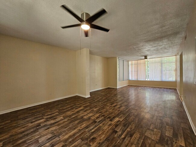 Building Photo - 6 Bedroom/3 Bath home in Black Acres