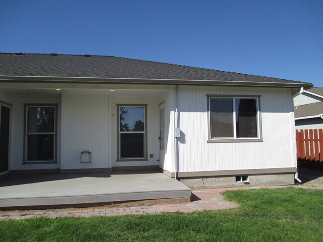 Building Photo - 2340 NW Cedar Ave