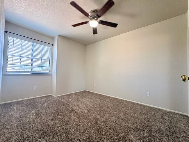 Building Photo - Beautiful 3 bedroom 2.5 bathroom in Antelope!