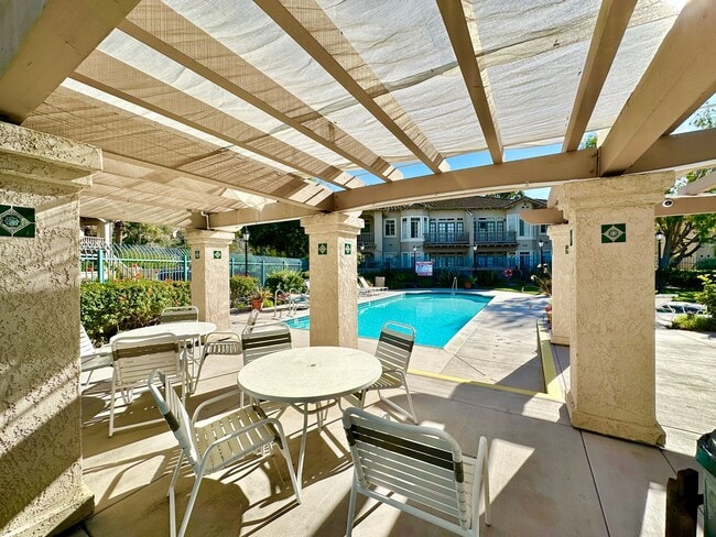 Building Photo - Beautiful Upstairs Condo Unit in the Priva...