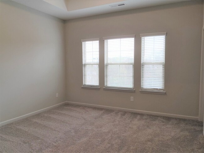 Building Photo - Excellent Location!!!Townhome