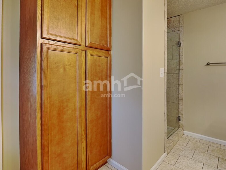 Building Photo - 6400 Ivystone Dr