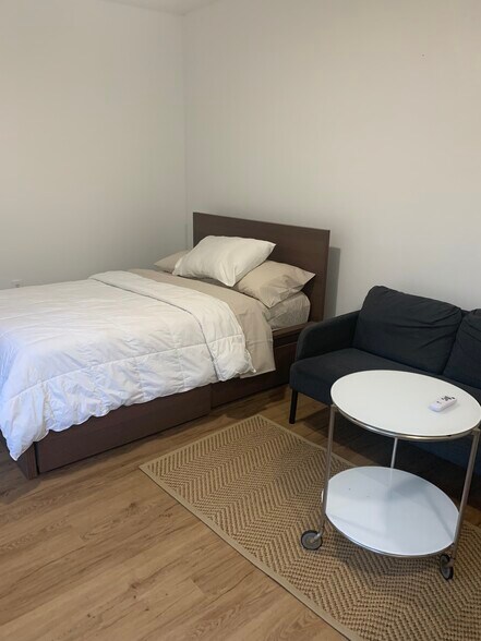 Bed - 400 NE 110th Ter