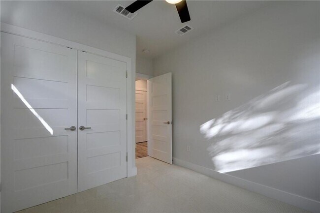 Building Photo - East Austin 2 Bed 2 Bath