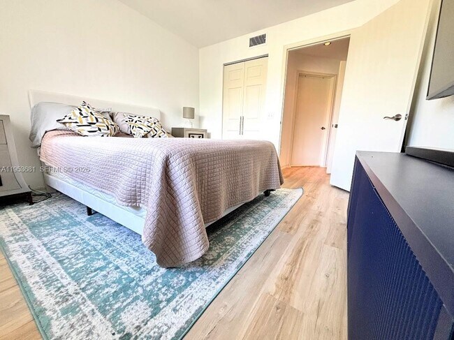 Building Photo - 460 S Park Rd