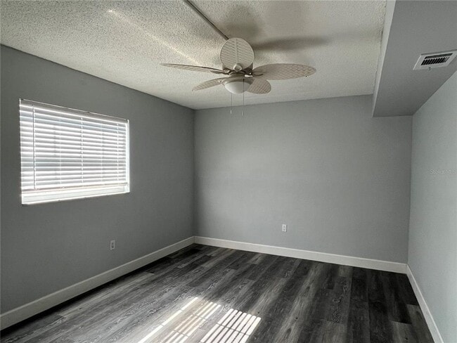 Building Photo - 8825 Bay Pointe Dr