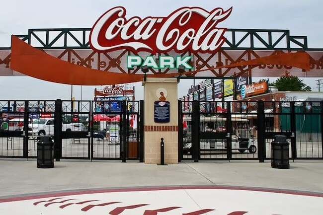 Building Photo - 2346 Pine St