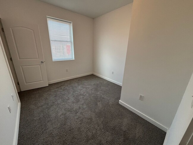 Building Photo - 1544 Willington St