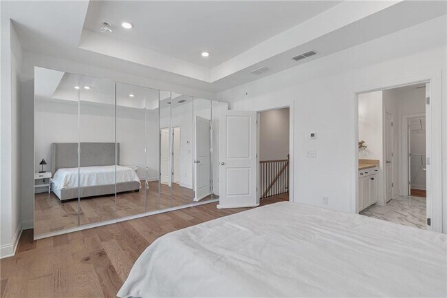 Building Photo - 6543 Beacon Dr