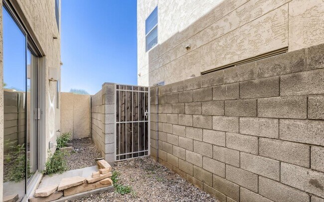 Building Photo - 3 bed 2.5 Bath Townhouse in Cave Creek