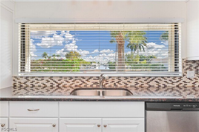 Building Photo - 711 Monterey Ave