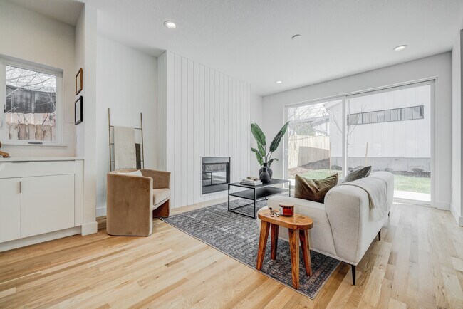 Family room - 3420 S Grant St