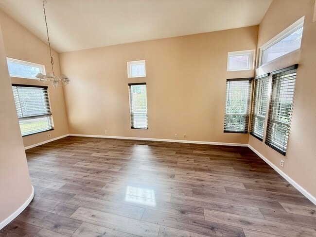 Building Photo - Nice 2 Story Family Home