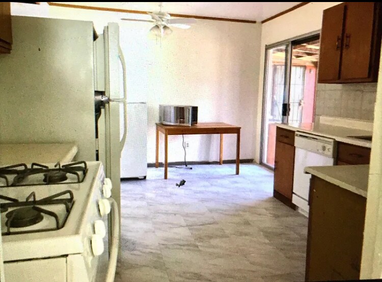 Building Photo - 4640 Clairemont Dr