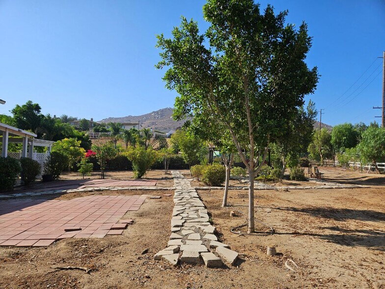 Building Photo - 410 Caliente Dr