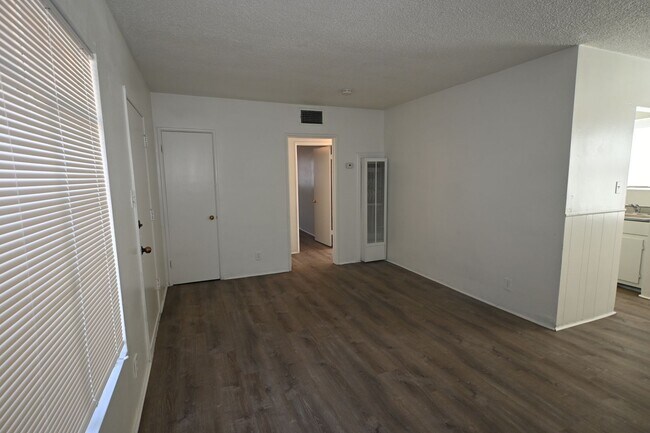 Building Photo - 2 Bed Apartment  - $1,050 - 378 N 13th Str...