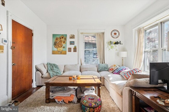 Building Photo - 344 Green Ln