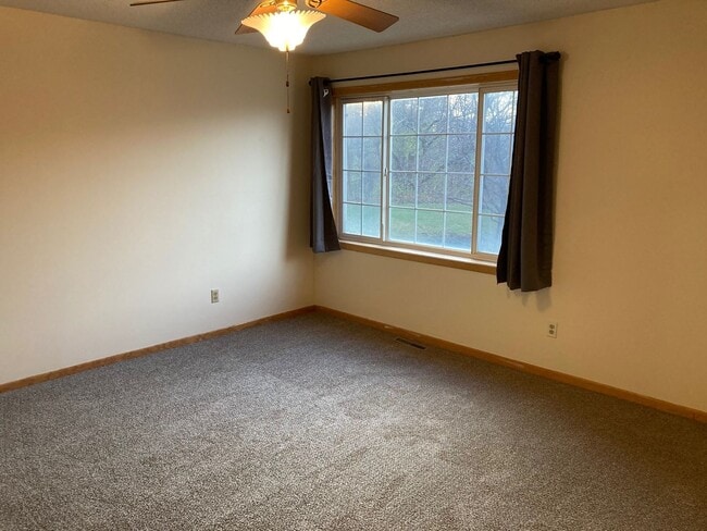 Building Photo - 2BR Woodbury Townhome with flexible lease term!
