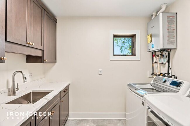 Building Photo - 3015 Sand Hill Crane Dr