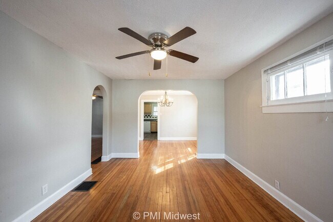 Building Photo - "Charming 2-Bedroom Retreat in Heart of In...