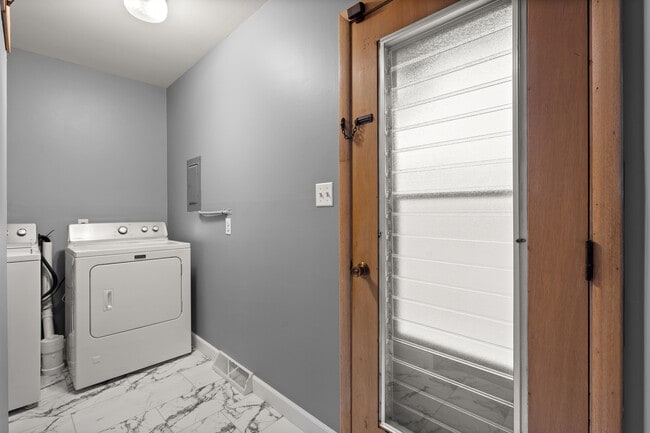 Building Photo - 537-541 N Edgelawn Dr