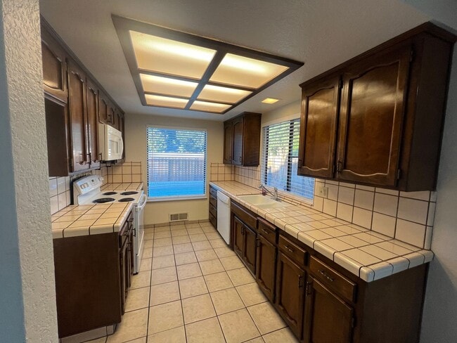 Building Photo - Single story home located in Lakewood Elementary School District!
