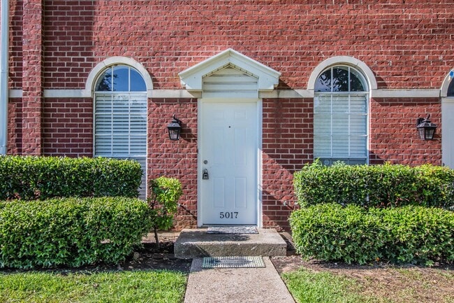 Building Photo - COMING SOON! Recently Renovated 1-Bedroom ...