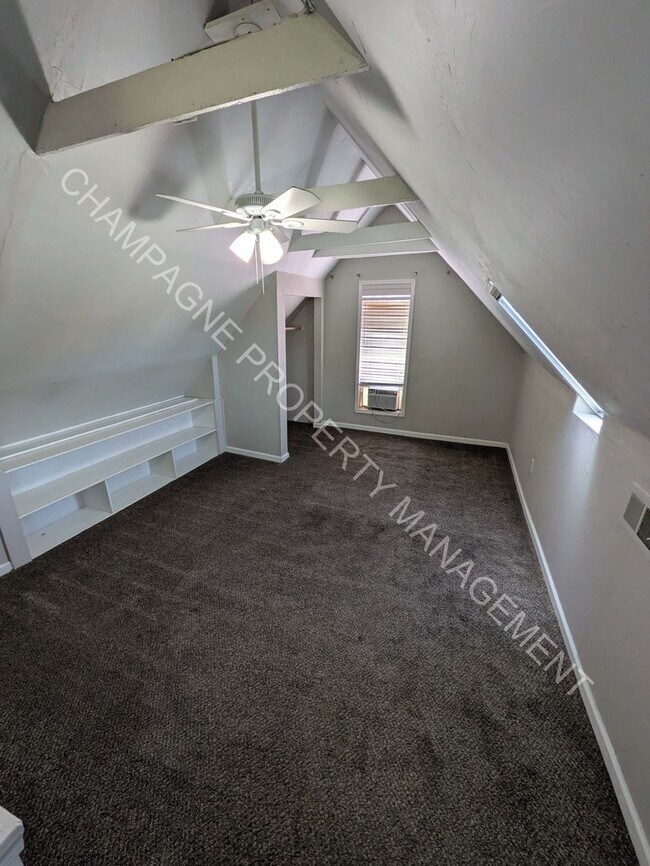 Building Photo - 3 Bedroom Home, conveniently located near UMKC!