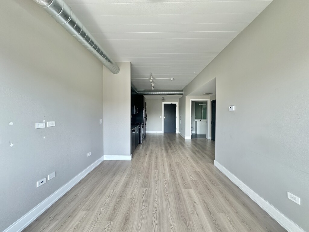 Building Photo - 941 W Belmont Ave