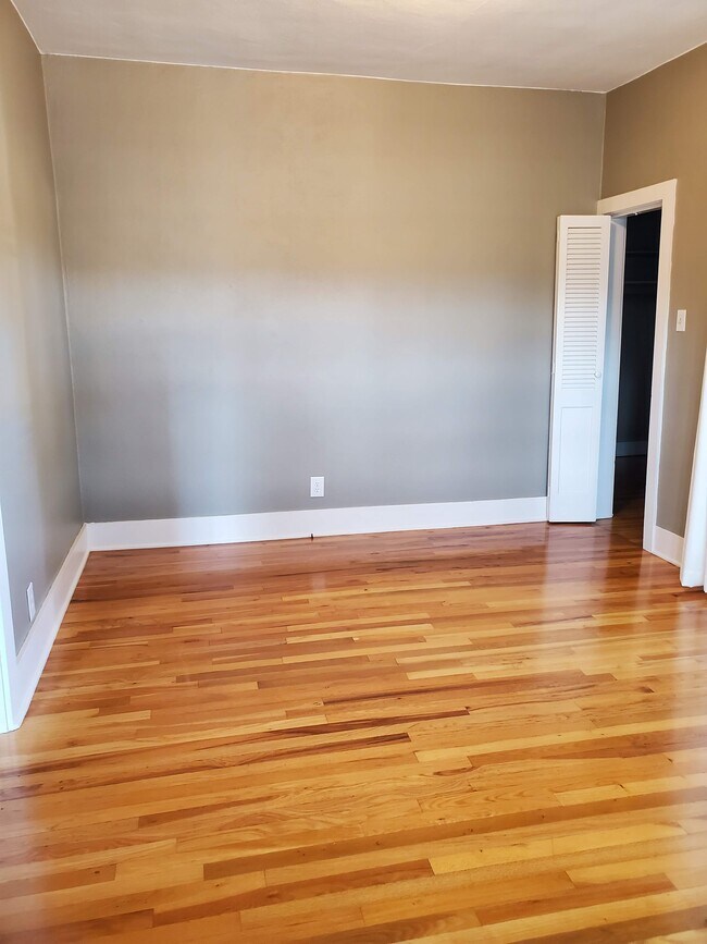 Building Photo - 607 Floral Ave