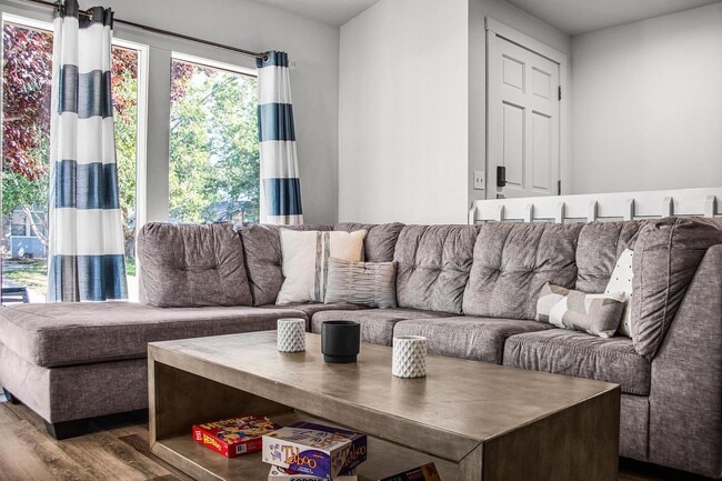 Building Photo - Furnished Short-Term Rental in Eagle – Poo...