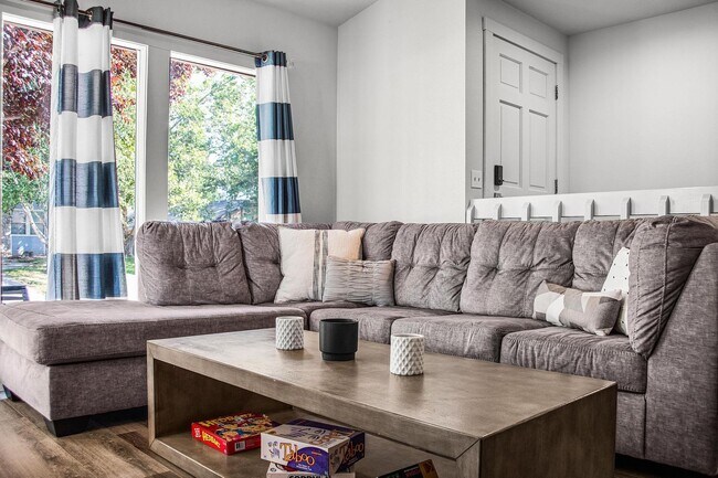 Building Photo - Furnished Short-Term Rental in Eagle – Pool & Prime Location!