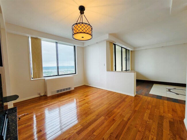 Building Photo - 2 Bay Club Dr