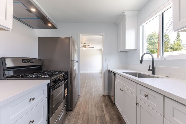 Building Photo - Fully Renovated 2BR/1BA Unit in Altadena –...