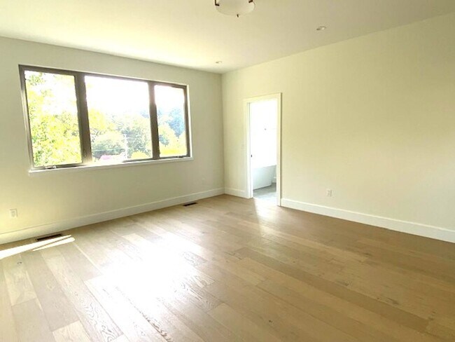 Building Photo - Great home in South Asheville