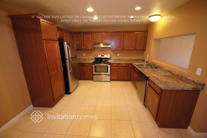 Building Photo - 907 N Wedgewood Dr