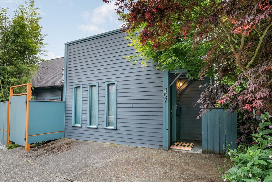 Building Photo - 1208 E Thomas St