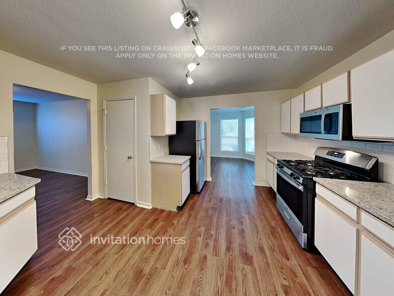 Building Photo - 1818 Day Lily Way