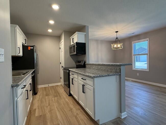 Building Photo - Updated 3 bedroom 2 bath