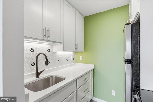 Building Photo - 3217 Wisconsin Ave NW