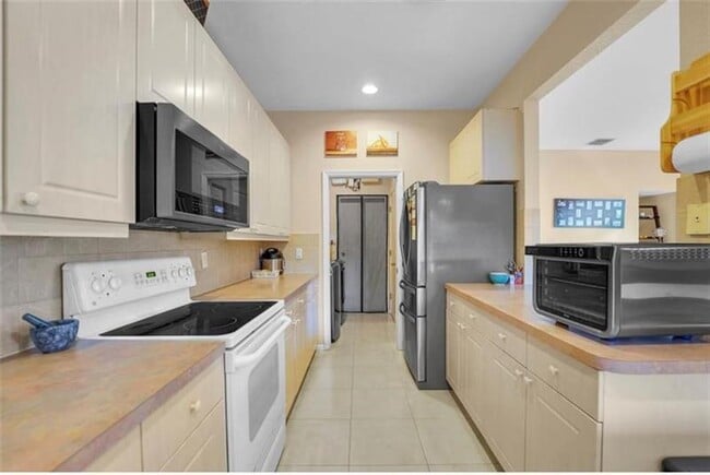 Building Photo - 1270 W Magnolia Cir