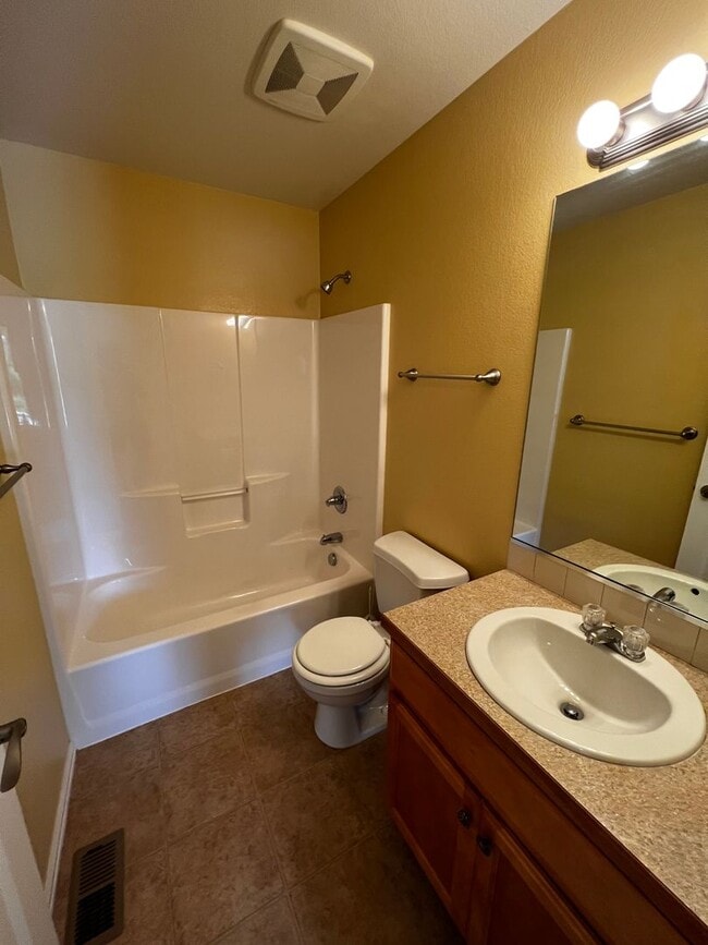 Building Photo - Charming 3 Bed, 2 Bath Home in Maple Hill