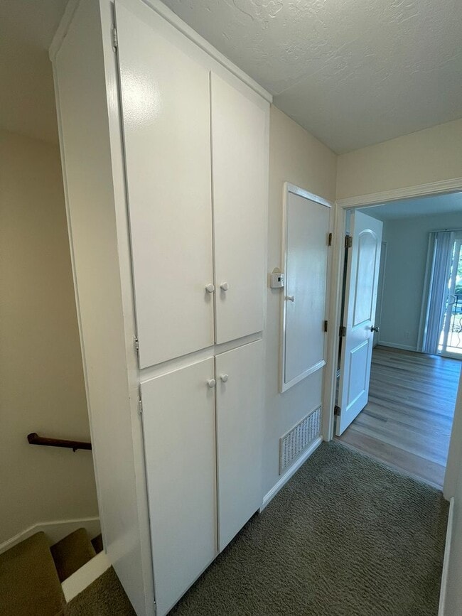 Building Photo - Beautiful Hidden Valley Duplex